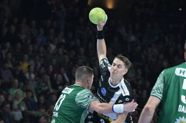 06 11 2025, xlakx, Handball, DHB Pokal 1 8 Final, Fuechse Berlin ThSV Eisenach v l Mijajlo Marsenic Fuechse Berlin , Oskar Joelsson ThSV Eisenach , duel, fight, tackle Berlin Daniel Lakomski