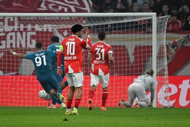 06 11 2025, xsltx, Fussball UEFA Conference League, FSV Mainz 05 AC Florenz v l Simon Sohm AC Florenz Torschuetze, erzielt das Tor, Treffer, scores the goal 0 1 Robin Zentner FSV Mainz 05 DFL DFB REGULATIONS PROHIBIT ANY USE OF PHOTOGRAPHS as IMAGE SEQUENCES and or QUASI VIDEO Mainz