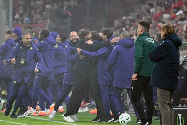 06 11 2025, xsltx, Football UEFA Conference League, FSV Mainz 05 AC Florence v l Goal celebration after the 0 1 at coach Daniele Galloppa AC Florence DFL DFB REGULATIONS PROHIBIT ANY USE OF PHOTOGRAPHS as IMAGE SEQUENCES and or QUASI VIDEO Mainz