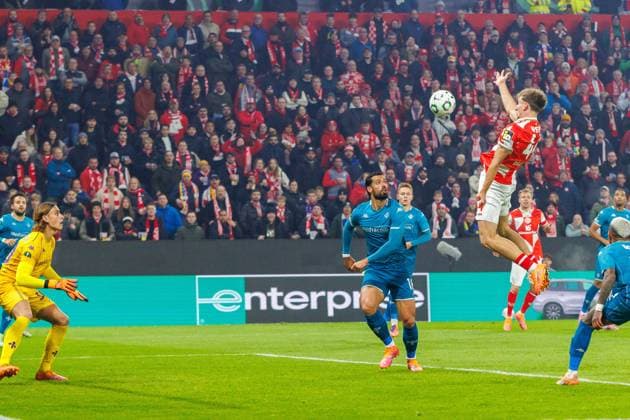 UECL 1 FSV Mainz 05 AC Florence Nelson Weiper 1 FSV Mainz 05, 44 heads a header into the arms of Tommaso Martinelli AC Florence, Fiorentina, 30 during the UEFA Conference League match between 1 FSV Mainz 05 and AC Florence on matchday 3 at MEWA Arena Mainz on 06 11 2025 Copyright: xBEAUTIFULxSPORTS Hahnex