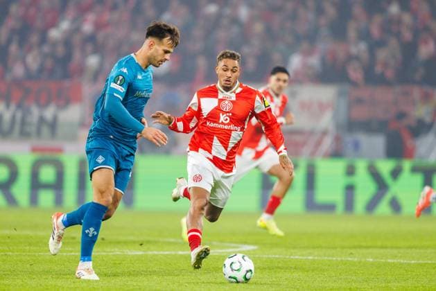 UECL 1 FSV Mainz 05 AC Florence Armindo Sieb 1 FSV Mainz 05, 11 and Marin Pongracic AC Florence, Fiorentina, 5 fight for the ball in the UEFA Conference League match between 1 FSV Mainz 05 and AC Florence on matchday 3 at the MEWA Arena Mainz on 06 11 2025 Copyright: xBEAUTIFULxSPORTS Hahnex