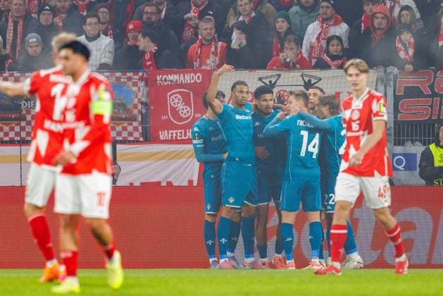 UECL 1 FSV Mainz 05 AC Florence cheer for 0 1 by Simon Sohm AC Florence, Fiorentina, 7 goal goal celebration during the UEFA Conference League match between 1 FSV Mainz 05 and AC Florence on matchday 3 at MEWA Arena Mainz on 06 11 2025 Copyright: xBEAUTIFULxSPORTS Hahnex