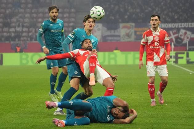 Philipp Mwene 1 FSV Mainz 05, 2 clears against Nicolo Fortini AC Florence with overhead kick 06 11 2025 1 FSV Mainz 05 vs AC Florence MEWA Arena, Europa Conference League