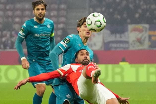 Philipp Mwene 1 FSV Mainz 05, 2 clears against Nicolo Fortini AC Florence with overhead kick 06 11 2025 1 FSV Mainz 05 vs AC Florence MEWA Arena, Europa Conference League
