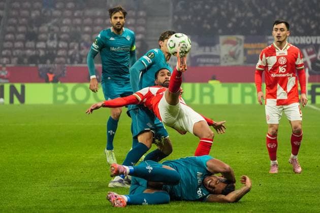 Philipp Mwene 1 FSV Mainz 05, 2 clears against Nicolo Fortini AC Florence with overhead kick 06 11 2025 1 FSV Mainz 05 vs AC Florence MEWA Arena, Europa Conference League