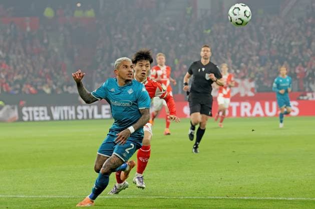 Mainz, Germany 06 November 2025 Conference League 2025 2026 FSV Mainz 05 vs AC Florence In the picture from left in the duel Domilsson Cordeiro Dos Santos Florence against Sota Kawasaki Mainz Mewa Arena Rheinland Pfalz Copyright: xFotostandx xRacochax