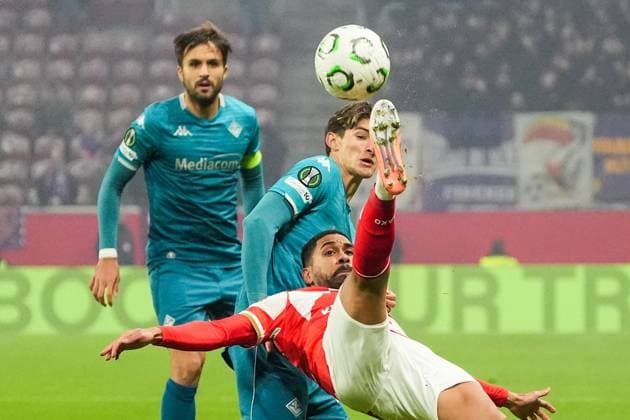Philipp Mwene 1 FSV Mainz 05, 2 clears against Nicolo Fortini AC Florence with overhead kick 06 11 2025 1 FSV Mainz 05 vs AC Florence MEWA Arena, Europa Conference League