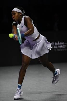 2025 WTA, Tennis Damen Finals RIYADH, SAUDI ARABIA - NOVEMBER 6: Coco Gauff of the United States plays against Aryna Sabalenka (not seen) during their final group-stage match, with a place in the semi-finals on the line, on Day 6 of the 2025 WTA Finals, part of the Hologic WTA Tour, at King Saud University Indoor Arena in Riyadh, Saudi Arabia, on November 6, 2025. Artur Widak Anadolu Riyadh Saudi Arabia. Editorial use only. Please get in touch for any other usage.  Copyright: x2025xAnadoluxArturxWidakx