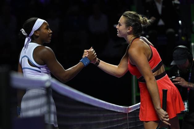 2025 WTA, Tennis Damen Finals RIYADH, SAUDI ARABIA - NOVEMBER 6: Coco Gauff (L) of the United States congratulates her opponent Aryna Sabalenka (R) her match victory after their final group-stage match, with a place in the semi-finals on the line, on Day 6 of the 2025 WTA Finals, part of the Hologic WTA Tour, at King Saud University Indoor Arena in Riyadh, Saudi Arabia, on November 6, 2025. Artur Widak Anadolu Riyadh Saudi Arabia. Editorial use only. Please get in touch for any other usage.  Copyright: x2025xAnadoluxArturxWidakx