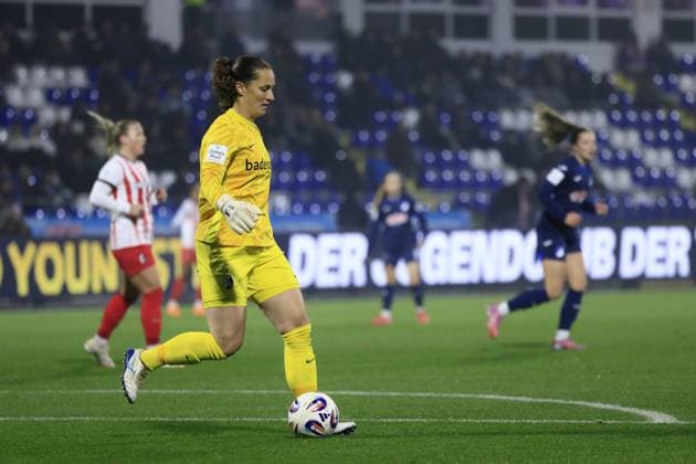 Laura Benkarth 1 SC Freiburg Women controls the ball in the penalty area GPFBL TSG Hoffenheim vs SC Freiburg on 06 11 2025 at Dietmar Hopp Stadion in Hoffenheim Goalkeeper Laura Benkarth 1 SC Freiburg Women with ball Copyright: xspeedshotx