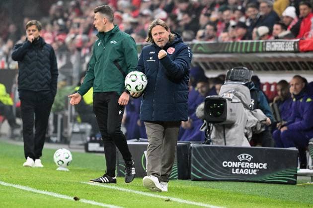 06 11 2025, xsltx, Football UEFA Conference League, FSV Mainz 05 AC Florence v l Coach Bo Henriksen FSV Mainz 05 DFL DFB REGULATIONS PROHIBIT ANY USE OF PHOTOGRAPHS as IMAGE SEQUENCES and or QUASI VIDEO Mainz