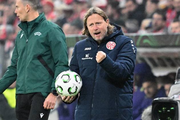 06 11 2025, xsltx, Football UEFA Conference League, FSV Mainz 05 AC Florence v l Coach Bo Henriksen FSV Mainz 05 DFL DFB REGULATIONS PROHIBIT ANY USE OF PHOTOGRAPHS as IMAGE SEQUENCES and or QUASI VIDEO Mainz