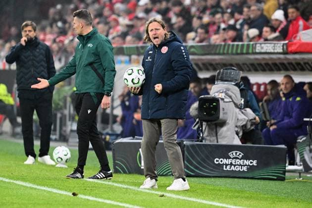 06 11 2025, xsltx, Football UEFA Conference League, FSV Mainz 05 AC Florence v l Coach Bo Henriksen FSV Mainz 05 DFL DFB REGULATIONS PROHIBIT ANY USE OF PHOTOGRAPHS as IMAGE SEQUENCES and or QUASI VIDEO Mainz