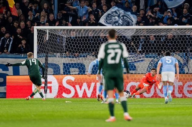251106 Karol Swiderski of Panathinaikos and Goalkeeper Melker Ellborg of Malmö FF during the UEFA Europa League football match between Malmö FF and Panathinaikos on November 6, 2025 in Malmö Photo Petter Arvidson BILDBYRAN kod PA PA1108 fotboll football soccer fotball uefa europa league europa league malmö ff panathinaikos bbeng bbauto  Copyright: PETTERxARVIDSON BB251106PA053