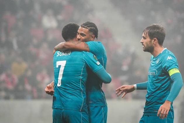 celebrate the goal, goal celebration for 0 1 Simon Sohm AC Florence with Cher Ndour AC Florence , Luca Ranieri AC Florence 06 11 2025 1 FSV Mainz 05 vs AC Florence MEWA Arena, Europa Conference League