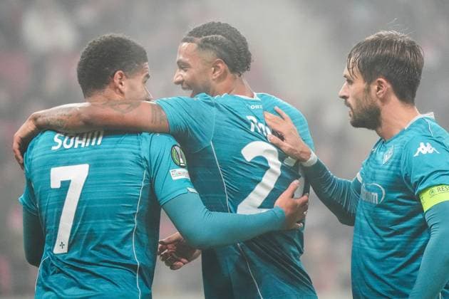 celebrate the goal, goal celebration for 0 1 Simon Sohm AC Florence with Cher Ndour AC Florence , Luca Ranieri AC Florence 06 11 2025 1 FSV Mainz 05 vs AC Florence MEWA Arena, Europa Conference League