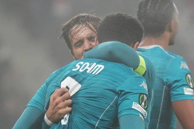 celebrate the goal, goal celebration for 0 1 Simon Sohm AC Florence with Luca Ranieri AC Florence 06 11 2025 1 FSV Mainz 05 vs AC Florence MEWA Arena, Europa Conference League