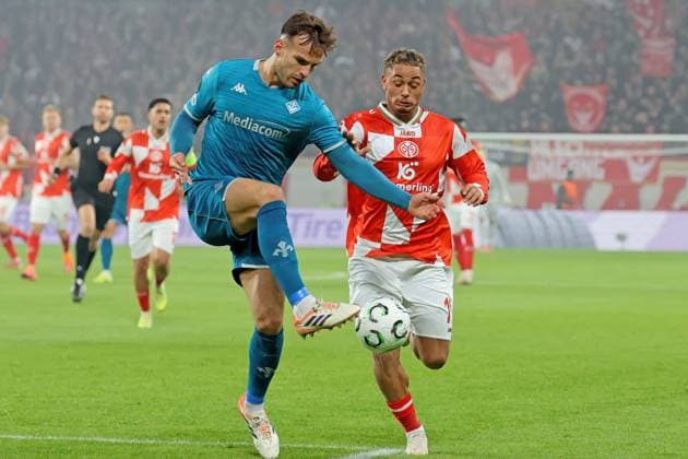 Mainz, Germany 06 November 2025 Conference League 2025 2026 FSV Mainz 05 vs AC Florence In the picture from left in the duel Marin Pongracic Florence against Armindo Sieb Mainz Mewa Arena Rheinland Pfalz Copyright: xFotostandx xRacochax