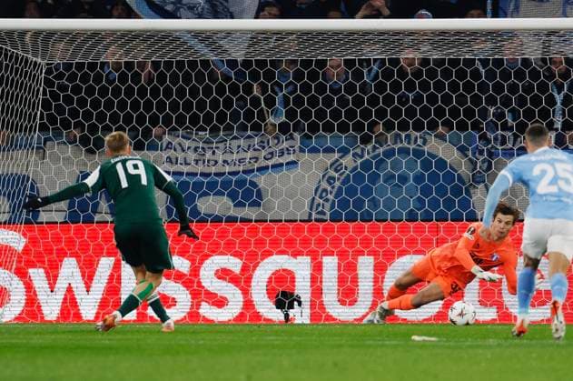Malmös goalkeeper Melker Ellborg saves a penalty shot from Panathinaikos Karol Åöwiderski during Thursdays Europa League fourth round football match between Malmö FF and Panathinaikos at Eleda Stadion in Malmö, Sweden on November 06, 2025 MALMÖ SWEDEN x10600x  Copyright: xAndreasxHillergren TTx EUROPA LEAGUE MALMÖ FF - PANATHINAIKOS