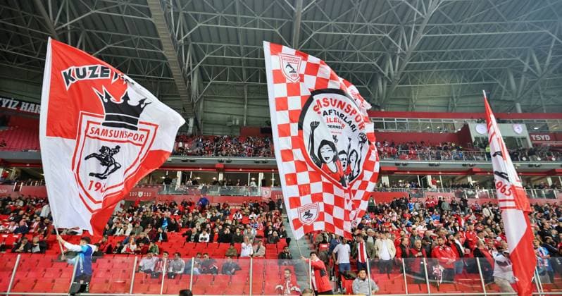 Samsunspor v Hamrun Spartans - UEFA Conference League SAMSUN, TURKIYE - NOVEMBER 6: Samsunspor fans wave flags during the UEFA Conference League week 3 match between Samsunspor and Hamrun Spartans at Yeni 19 Mayis Stadium in Samsun, Turkiye, on November 6, 2025. Veysel Altun Anadolu Samsun Turkey. Editorial use only. Please get in touch for any other usage.  Copyright: x2025xAnadoluxVeyselxAltunx