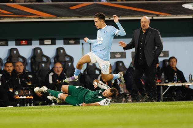 MALMÖ, SWEDEN 20251106 Panathinaikos Pedro Chirivella slides tackle Malmös Adrian Skogmar during Thursdays Europa League fourth round soccer match between Malmö FF and Panathinaikos at Eleda Stadium MALMÖ SWEDEN x10600x  Copyright: xAndreasxHillergren TTx EUROPA LEAGUE MALMÖ FF - PANATHINAIKOS