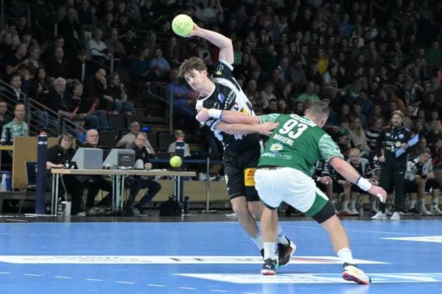06 11 2025, xlakx, Handball, DHB Pokal 1 8 Final, Fuechse Berlin ThSV Eisenach f l Stephan Seitz ThSV Eisenach , Mijajlo Marsenic Fuechse Berlin duel, fight, tackle Berlin Daniel Lakomski