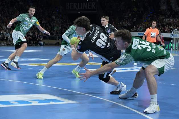 06 11 2025, xlakx, Handball, DHB Pokal 1 8 Final, Fuechse Berlin ThSV Eisenach v l Tillman Leu ThSV Eisenach , Hakun West Av Teigum Fuechse Berlin wirft Tor, Torschuetze, erzielt Tor, Treffer, scores the goal Berlin Daniel Lakomski