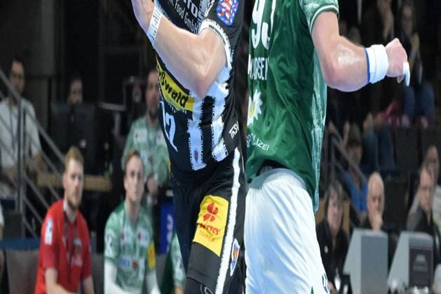 06 11 2025, xlakx, Handball, DHB Pokal 1 8 Final, Fuechse Berlin ThSV Eisenach v l Felix Aellen ThSV Eisenach , Mijajlo Marsenic Fuechse Berlin wirft Tor, Torschuetze, erzielt Tor, Treffer, scores the goal Berlin Daniel Lakomski