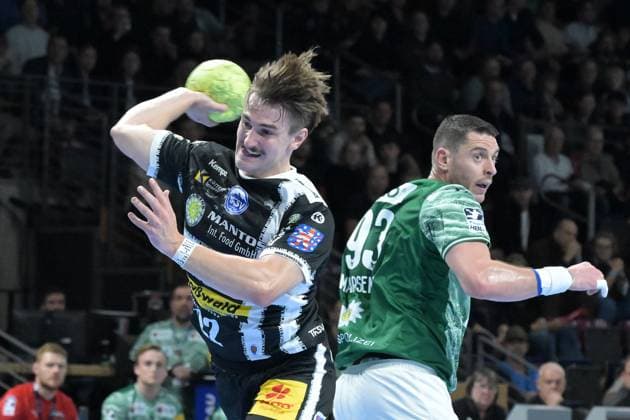 06 11 2025, xlakx, Handball, DHB Pokal 1 8 Final, Fuechse Berlin ThSV Eisenach v l Felix Aellen ThSV Eisenach , Mijajlo Marsenic Fuechse Berlin wirft Tor, Torschuetze, erzielt Tor, Treffer, scores the goal Berlin Daniel Lakomski