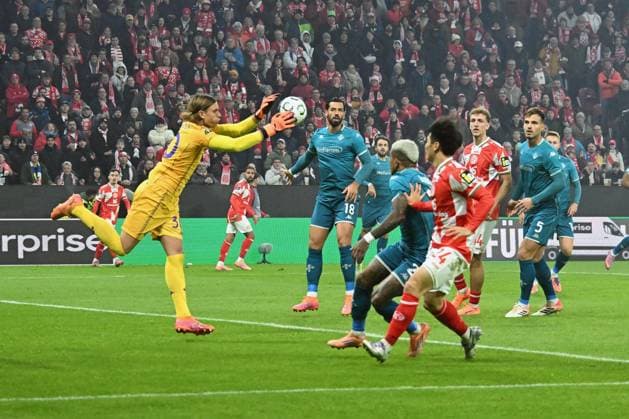 06 11 2025, xsltx, Football UEFA Conference League, FSV Mainz 05 AC Florence v l Tommaso Martinelli AC Florence in front of Sota Kawasaki FSV Mainz 05 on the ball DFL DFB REGULATIONS PROHIBIT ANY USE OF PHOTOGRAPHS as IMAGE SEQUENCES and or QUASI VIDEO Mainz