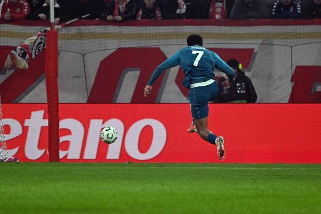 06 11 2025, xsltx, Fussball UEFA Conference League, FSV Mainz 05 AC Florenz v l Simon Sohm AC Florenz Torschuetze, erzielt das Tor, Treffer, scores the goal 0 1 DFL DFB REGULATIONS PROHIBIT ANY USE OF PHOTOGRAPHS as IMAGE SEQUENCES and or QUASI VIDEO Mainz