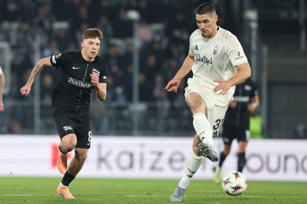 SOCCER - UEFA EL, Sturm vs Nottingham GRAZ,AUSTRIA,06.NOV.25 - SOCCER - UEFA Europa League, SK Sturm Graz vs Nottingham Forest. Image shows Filip Jan Rozga (Sturm) and Nikola Milenkovic (Nottingham).  GEPAxpictures xChrisxBauer