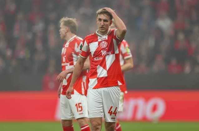 06 11 2025, Football UEFA Conference League, 1 FSV Mainz 05 AC Florenz, v l , Nelson Weiper FSV Mainz 05 enttaeuscht, enttaeuscht schauend, dissapointed, traurig, frustiert, frust, gefrustet DFLB DFB REGULATIONS PROHIBIT ANY USE OF PHOTOGRAPHS AS IMAGE SEQUENCES AND OR QUASI VIDEO xdcx Copyright: HMBxMedia Claus