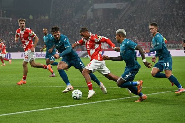 06 11 2025, xsltx, Football UEFA Conference League, FSV Mainz 05 AC Florenz v l Marin Pongracic AC Florenz Armindo Sieb FSV Mainz 05 Dodo AC Florenz Yuito Suzuki SC Freiburg Zweikampf, Aktion, action, battle for the ball DFL DFB REGULATIONS PROHIBIT ANY USE OF PHOTOGRAPHS as IMAGE SEQUENCES and or QUASI VIDEO Mainz