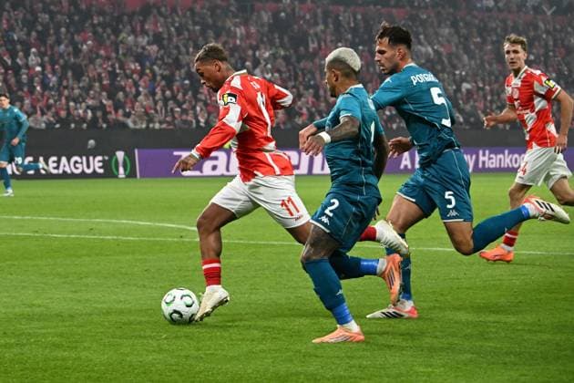 06 11 2025, xsltx, Football UEFA Conference League, FSV Mainz 05 AC Florenz v l Marin Pongracic AC Florenz Armindo Sieb FSV Mainz 05 Dodo AC Florenz Zweikampf, Aktion, action, battle for the ball DFL DFB REGULATIONS PROHIBIT ANY USE OF PHOTOGRAPHS as IMAGE SEQUENCES and or QUASI VIDEO Mainz