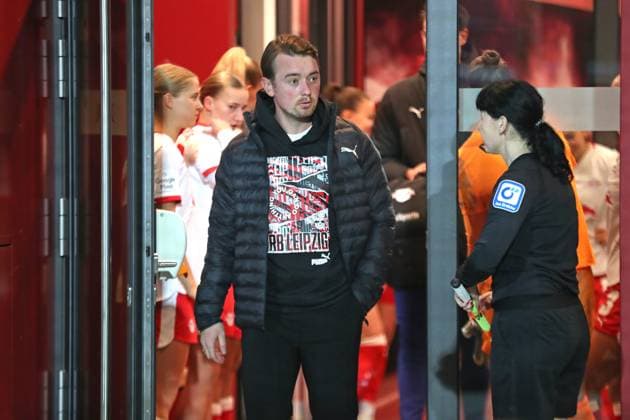 Google Pixel Womens Bundesliga, RB Leipzig FC Carl Zeiss Jena 06 11 2025 Head Coach Jonas Stephan RB Leipzig Soccer, Google Pixel Womens Bundesliga, Season 2025 2026, 9 Matchday RB Leipzig vs FC Carl Zeiss Jena on 06 11 2025, Training Center Cottaweg, Leipzig DFB REGULATIONS PROHIBIT ANY USE OF PHOTOGRAPHS AS IMAGE SEQUENCES AND OR QUASI VIDEO Copyright: xBEAUTIFULxSPORTS JanxKaeferx