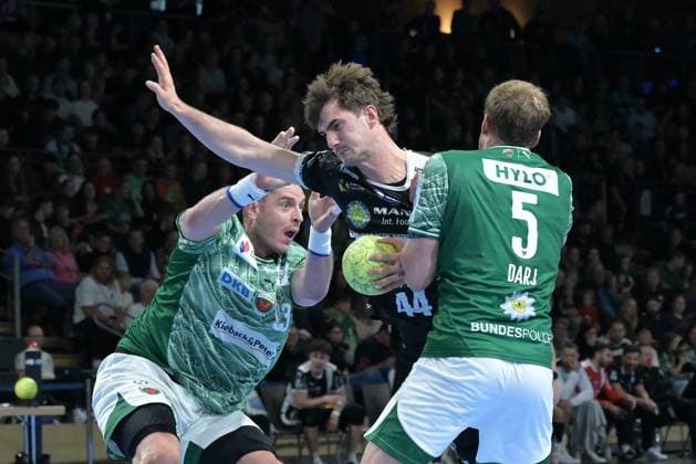 06 11 2025, xlakx, Handball, DHB Pokal 1 8 Final, Fuechse Berlin ThSV Eisenach f l Mijajlo Marsenic Fuechse Berlin , Stephan Seitz ThSV Eisenach , Max Darj Fuechse Berlin duel, duel, fight, tackle Berlin Daniel Lakomski