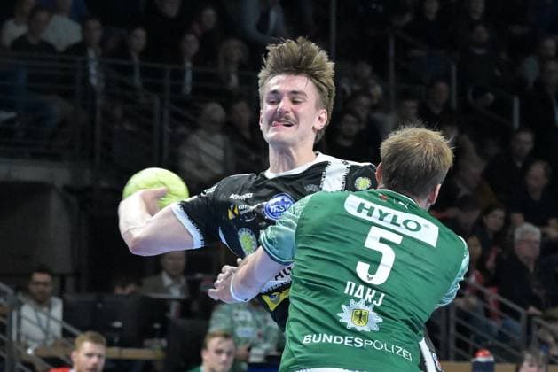 06 11 2025, xlakx, Handball, DHB Pokal 1 8 Final, Fuechse Berlin ThSV Eisenach v l Felix Aellen ThSV Eisenach , Max Darj Fuechse Berlin duel, fight, tackle Berlin Daniel Lakomski