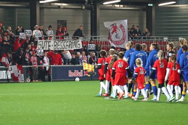 Google Pixel Womens Bundesliga, RB Leipzig FC Carl Zeiss Jena 06 11 2025 RB fans wish the injured players a GOOD MEND with a banner Symbolic image Football, Google Pixel Womens Bundesliga, Season 2025 2026, 9 Matchday RB Leipzig vs FC Carl Zeiss Jena on 06 11 2025, Training Center Cottaweg, Leipzig DFB REGULATIONS PROHIBIT ANY USE OF PHOTOGRAPHS AS IMAGE SEQUENCES AND OR QUASI VIDEO Copyright: xBEAUTIFULxSPORTS JanxKaeferx