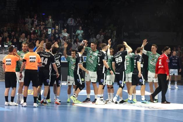 DEU, DHB Pokal, Fuechse Berlin vs Eisenach, 06 11 2025, Max Schmeling Halle, Berlin, DEU, DHB Pokal, Fuechse Berlin vs Eisenach, in the picture Fuechse players circle, Eisenach players circle nordphotoxGmbHx xEngler nph00076