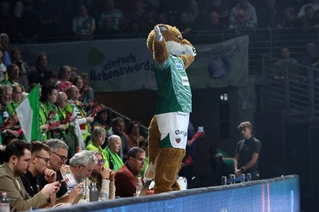 DEU, DHB Pokal, Fuechse Berlin vs Eisenach, 06 11 2025, Max Schmeling Halle, Berlin, DEU, DHB Pokal, Fuechse Berlin vs Eisenach, in the picture Fuchsi, mascot nordphotoxGmbHx xEngler nph00076