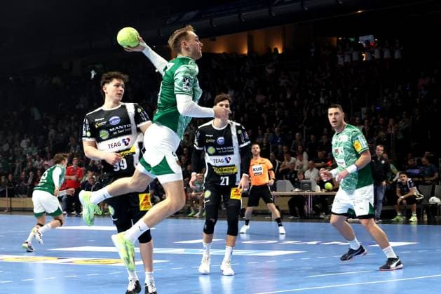 DEU, DHB Pokal, Fuechse Berlin vs Eisenach, 06 11 2025, Max Schmeling Halle, Berlin, DEU, DHB Pokal, Fuechse Berlin vs Eisenach, in the picture Mathias Gidsel Fuechse Berlin 19 , Tillmann Leu Eisenach 99 nordphotoxGmbHx xEngler nph00076