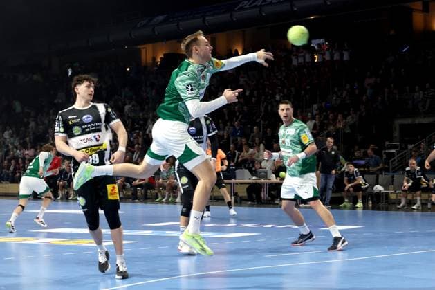 DEU, DHB Pokal, Fuechse Berlin vs Eisenach, 06 11 2025, Max Schmeling Halle, Berlin, DEU, DHB Pokal, Fuechse Berlin vs Eisenach, in the picture Mathias Gidsel Fuechse Berlin 19 , Tillmann Leu Eisenach 99 nordphotoxGmbHx xEngler nph00076