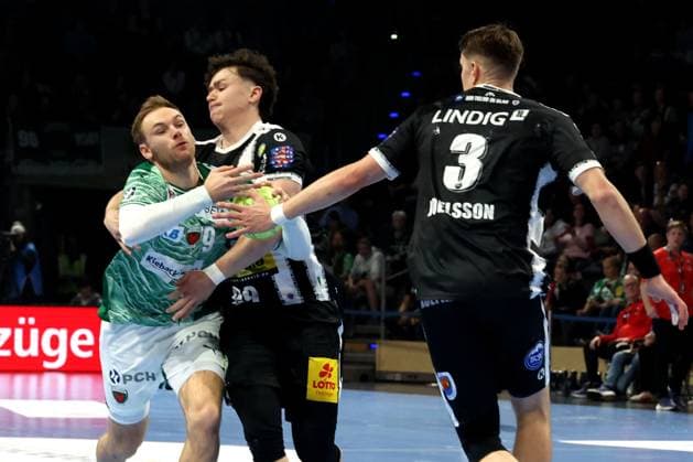 DEU, DHB Pokal, Fuechse Berlin vs Eisenach, 06 11 2025, Max Schmeling Halle, Berlin, DEU, DHB Pokal, Fuechse Berlin vs Eisenach, in the picture Mathias Gidsel Fuechse Berlin 19 , Tillmann Leu Eisenach 99 , Oskar Joelsson Eisenach 3 nordphotoxGmbHx xEngler nph00076