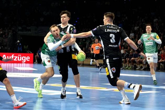 DEU, DHB Pokal, Fuechse Berlin vs Eisenach, 06 11 2025, Max Schmeling Halle, Berlin, DEU, DHB Pokal, Fuechse Berlin vs Eisenach, in the picture Mathias Gidsel Fuechse Berlin 19 , Tillmann Leu Eisenach 99 , Oskar Joelsson Eisenach 3 nordphotoxGmbHx xEngler nph00076