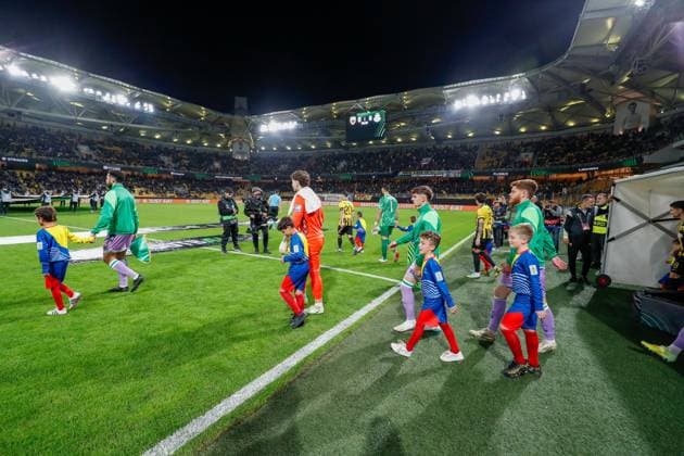 AEK Athens v Shamrock Rovers UEFA Europa Conference League AEK Athens and Shamrock Rovers teams enter the pitch during the UEFA Europa Conference League match at OPAP Arena, Athens UK Newspapers OUT Copyright: xYannisxHalasx FIL-22462-0013