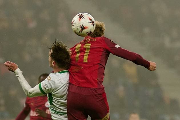 Salzburg, Austria 06 November 2025 Europa League 2025 2026 RB Salzburg vs Go Ahead Eagles Deventer In the picture from left in the duel Calvin Twigt Eagles , Yorbe Vertessen RB Red Bull Arena Copyright: xFotostandx xWassmuth,xJUERGENxWASSMUTH,xFOTOGRAFxJUERGENxxWASSMUTHx