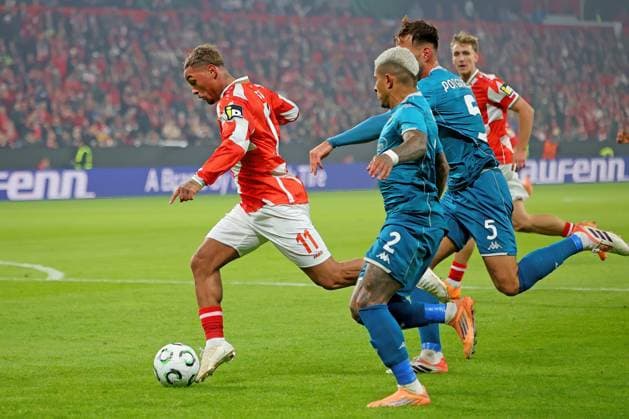 Mainz, Deutschland 06. November 2025: Conference League - 2025 2026 - FSV Mainz 05 vs. AC Florenz Im Bild: v. li. Armindo Sieb (Mainz) im Laufduell mit Domilsson Cordeiro Dos Santos (Florenz) und Marin Pongracic (Florenz). Mewa Arena Rheinland - Pfalz Copyright: xFotostandx xRacochax