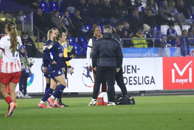 Aurelie Csillag 17 SC Freiburg Women is treated after an injury while TSG Hoffenheim Women and SC Freiburg Women players are at attention GPFBL TSG Hoffenheim vs SC Freiburg on 06 11 2025 at Dietmar Hopp Stadion in Hoffenheim Injury and treatment Copyright: xspeedshotx