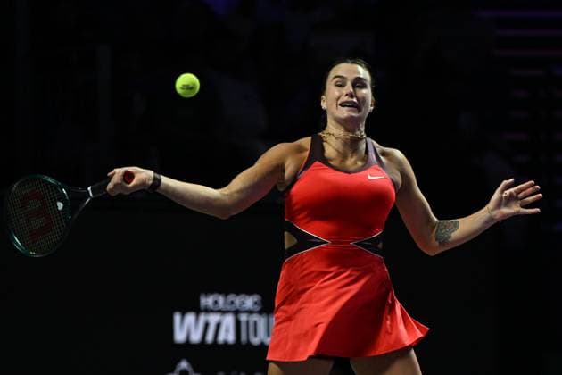 2025 WTA, Tennis Damen Finals RIYADH, SAUDI ARABIA - NOVEMBER 6: Aryna Sabalenka of Belarus plays against Coco Gauff (not seen) of the United States during their final group-stage match, with a place in the semi-finals on the line, on Day 6 of the 2025 WTA Finals, part of the Hologic WTA Tour, at King Saud University Indoor Arena in Riyadh, Saudi Arabia, on November 6, 2025. Artur Widak Anadolu Riyadh Saudi Arabia. Editorial use only. Please get in touch for any other usage.  Copyright: x2025xAnadoluxArturxWidakx